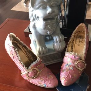 Pink poly floral silk “Marie Antoinette” pump